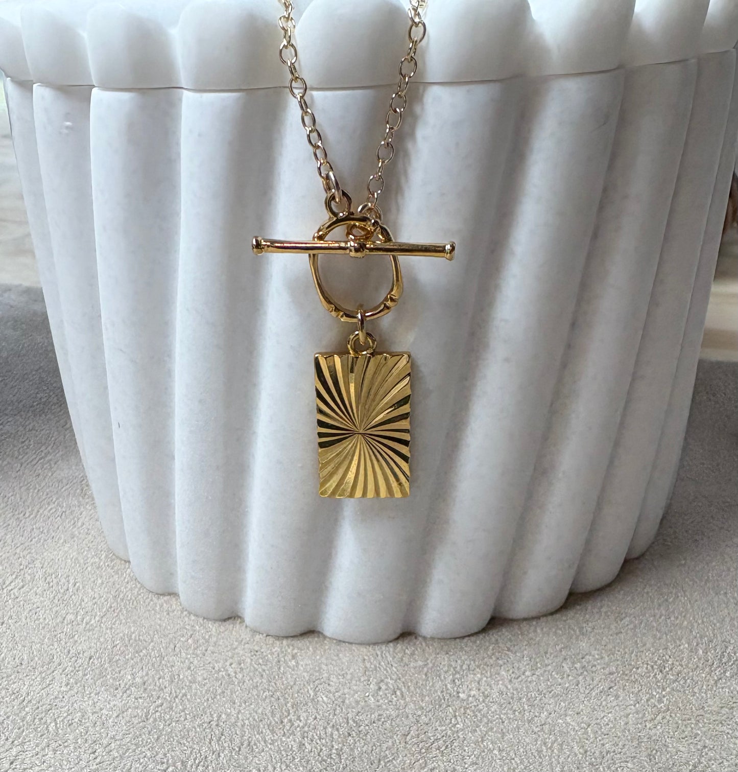 Gold rectangle pendant necklace