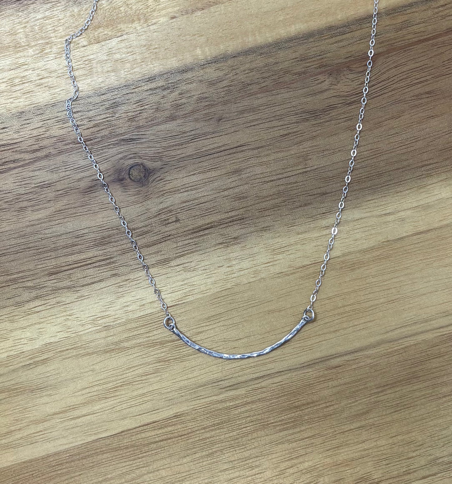 Curved bar necklace